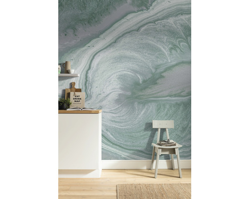 Espace de vie avec papier peint à motifs, chaise et éléments de cuisine