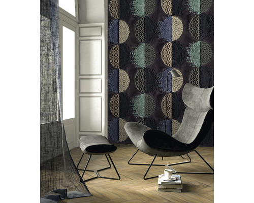 Wohnzimmer mit Sessel, Fusshocker und Wandpaneelen im Halbkreisdesign