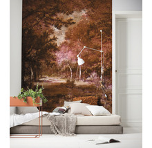 Une chambre avec un papier peint photo représentant un paysage forestier, un lit avec des coussins et un couvre-lit, et un lampadaire.
