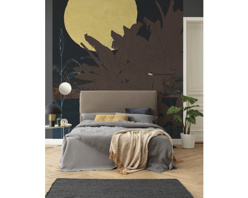 Schlafzimmer mit Bett, Teppich und bedruckter Tapete mit Pflanzenmuster