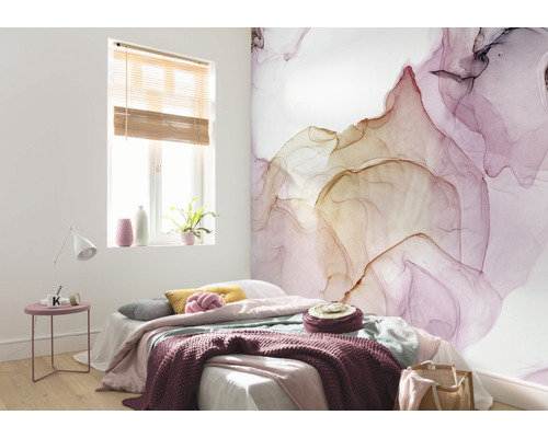 Chambre avec fresque murale imitation marbre, lit et table de chevet