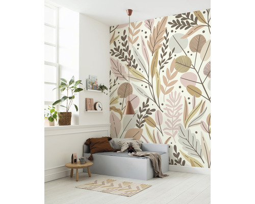 Kinderzimmer mit Blättermuster-Tapete, Bank, Tisch und Pflanze