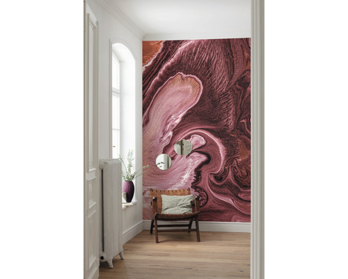 Couloir avec papier peint photo abstrait, fauteuil et radiateur
