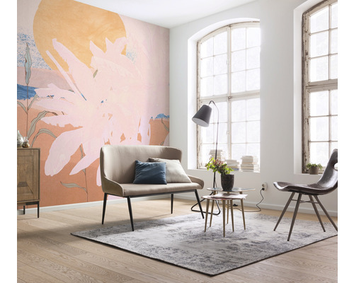 Salon lumineux avec papier peint à motifs, banc et tapis