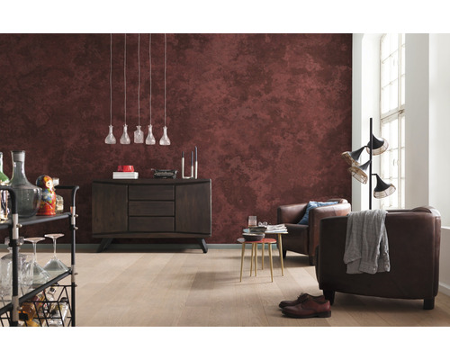 Salon avec décoration murale marron, commode, fauteuils et lampadaire