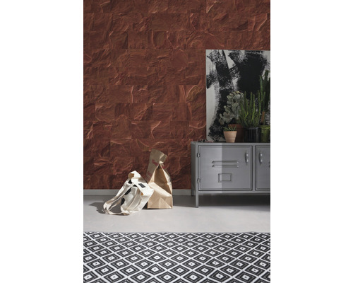 Espace de vie avec papier peint à motifs en aspect pierre, armoire métallique, décoration et tapis