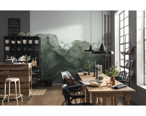 Scène avec table à manger, chaises, étagère et décoration devant un mur avec papier peint abstrait.