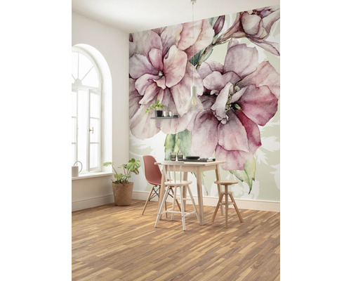 Salle à manger avec papier peint photo floral, parquet et table à manger avec chaises