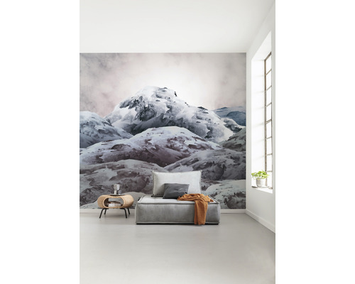 Heller Raum mit Fototapete eines verschneeten Berges