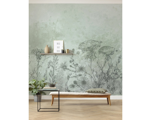 Wandgestaltung mit Blumentapete, Sitzbank und Beistelltisch in einem hellen Raum.