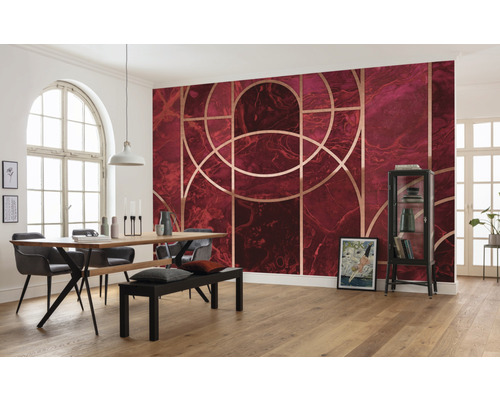 Salon avec papier peint à motifs, table à manger et chaises