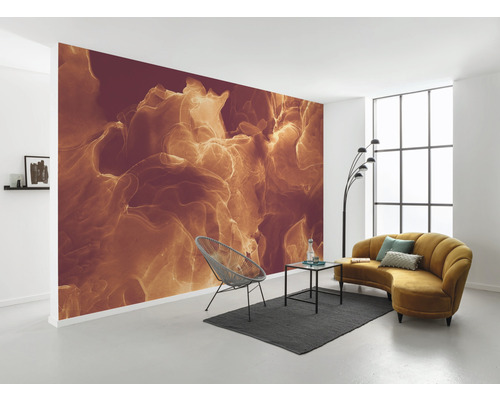 Pièce lumineuse avec papier peint photo à motifs, fauteuil, tapis et canapé.