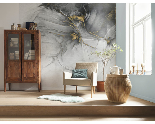 Salon avec papier peint à motifs, armoire en bois, fauteuil et table d''appoint