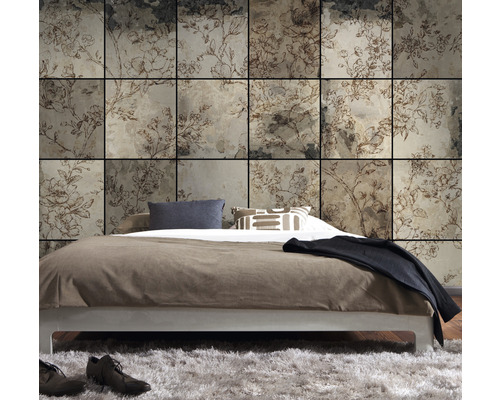 Chambre avec panneaux muraux à motifs floraux derrière un lit