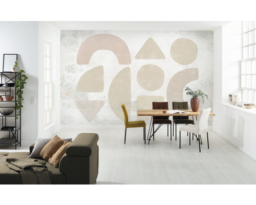 Espace de vie lumineux avec canapé, table à manger et papier peint géométrique