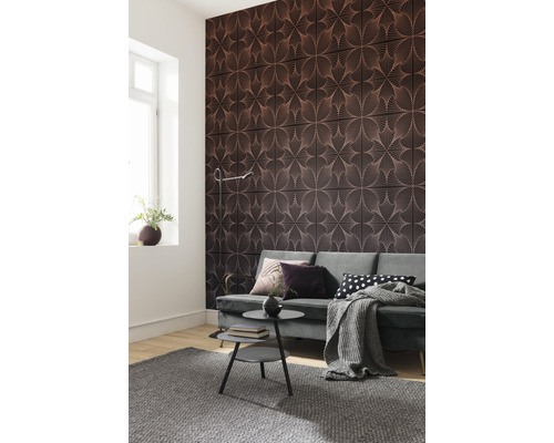 Salon avec revêtement mural à motifs, canapé et tapis