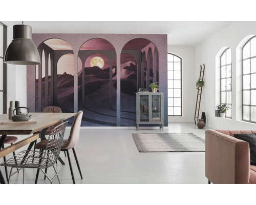 Pièce lumineuse avec papier peint photo désert avec lune, table à manger, chaises, vitrine et canapé.