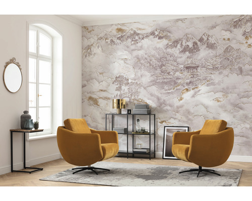 Salon avec deux fauteuils, papier peint mural avec paysage de montagne et décorations