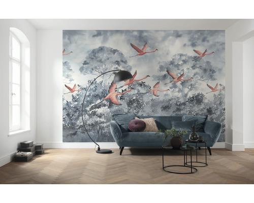 Salon avec papier peint photo, canapé, lampadaire et table