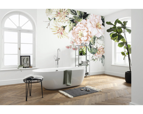Badezimmer mit Badewanne, Wandtattoo mit Blumenmuster und Holzboden