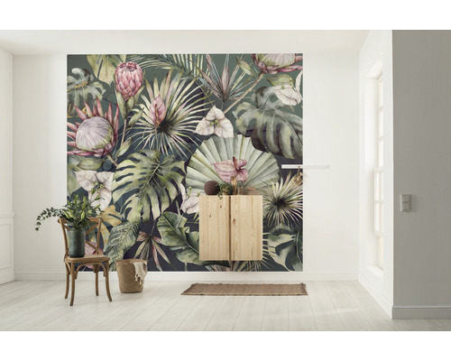 Pièce à vivre avec papier peint photo botanique, armoire en bois et siège