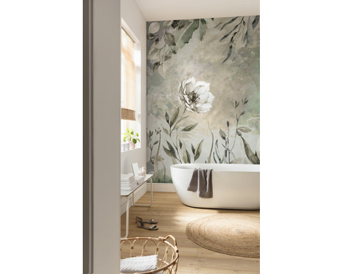 Salle de bain lumineuse avec baignoire, tapis et papier peint floral