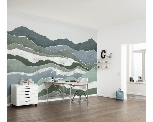 Pièce à vivre avec un papier peint mural avec un motif de montagne, un bureau et un caisson mobile