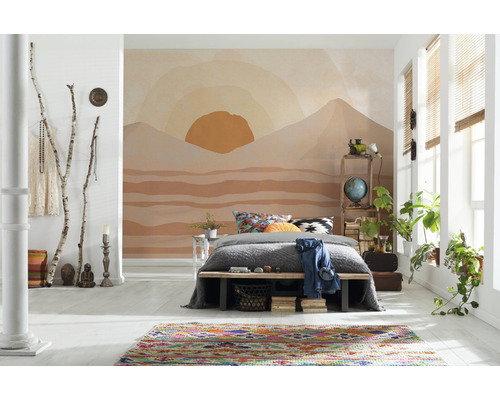 Chambre lumineuse avec lit, papier peint à motifs et éléments décoratifs