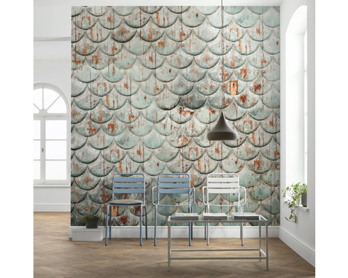 Intérieur décoratif avec papier peint à écailles de poisson, chaises et table d''appoint.