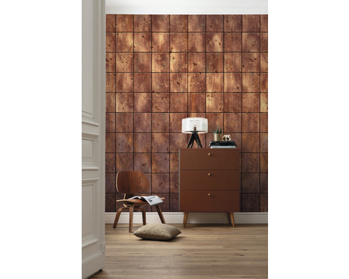 Séjour avec papier peint mural imitation carrelage, commode et chaise en bois