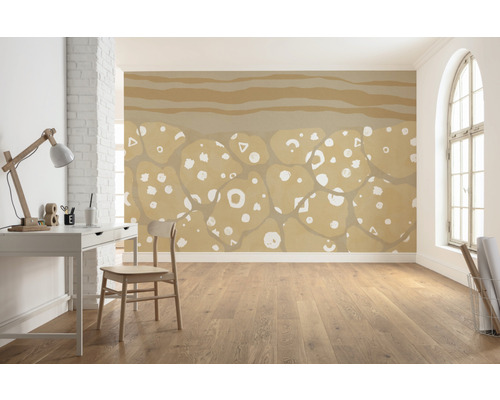 Pièce lumineuse avec bureau, chaise et papier peint mural à motif abstrait