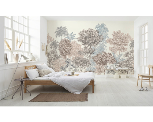 Pièce lumineuse avec lit et papier peint photo avec motif d''arbre