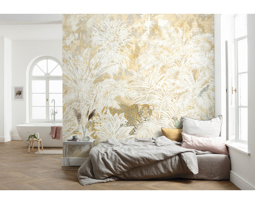 Salon avec papier peint jungle représentant des plantes tropicales et un léopard