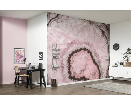 Büro mit Vliestapete in rosa Achatoptik, Schreibtisch, Stuhl und Kommode