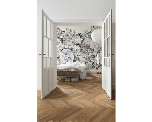 Chambre à coucher avec papier peint photo floral, plancher en bois et portes doubles ouvertes