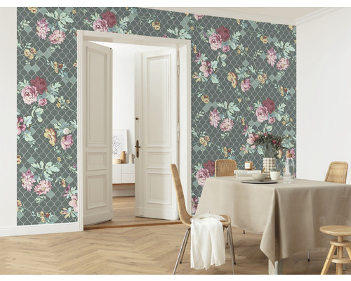 Salon avec papier peint fleuri à motifs gris, table à manger et chaises