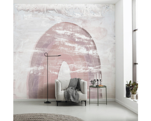 Séjour avec papier peint à motifs, fauteuil, lampadaire et table d''appoint