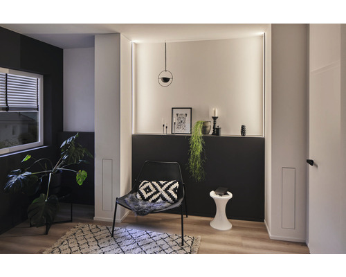 Modernes Interieur mit Sessel, Beistelltisch und dekorativen Elementen