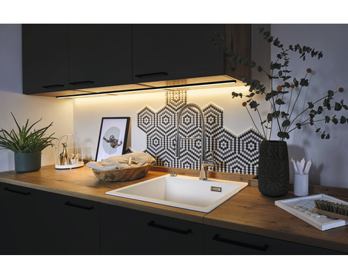 Küchenspüle mit Armatur in einer modernen Küche mit hölzerner Arbeitsplatte und Dekoration