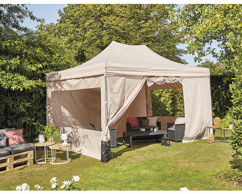 Pavillon de montage avec mobilier de jardin sur une pelouse