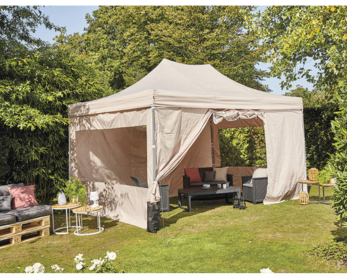 Tonnelle de montage avec coin salon dans le jardin