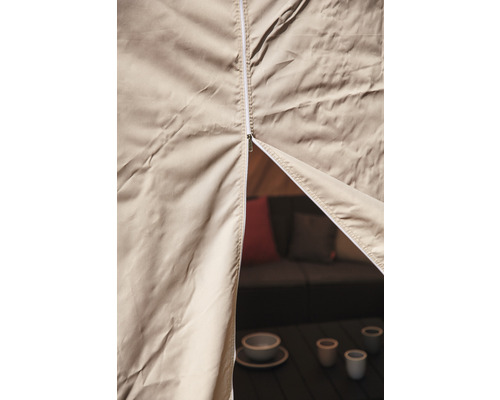 Gros plan d''une tente avec une fermeture éclair partiellement ouverte