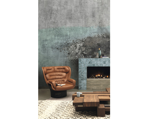 Wohnzimmer mit Sessel, Couchtisch und Kamin