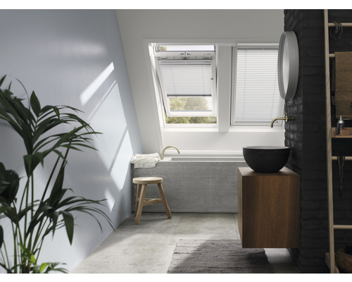 Salle de bain avec fenêtres de toit, lavabo, miroir et décoration