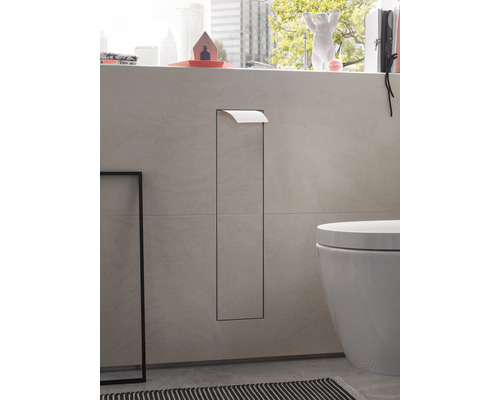 Detailansicht eines modernen Badezimmers mit Toilettenpapierhalter, Toilette und Fenster