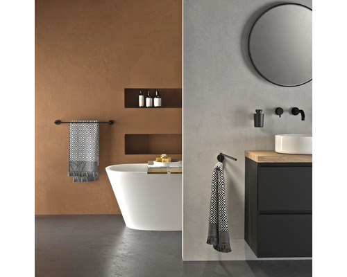 Salle de bains avec baignoire îlot, lavabo et serviettes