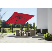 Parasol carré avec salon de jardin en rotin sur une terrasse