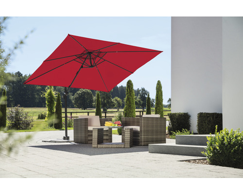 Parasol carré avec salon de jardin en rotin sur une terrasse