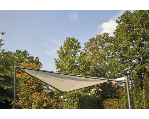 Voile d''ombrage triangulaire avec cadre métallique dans le jardin