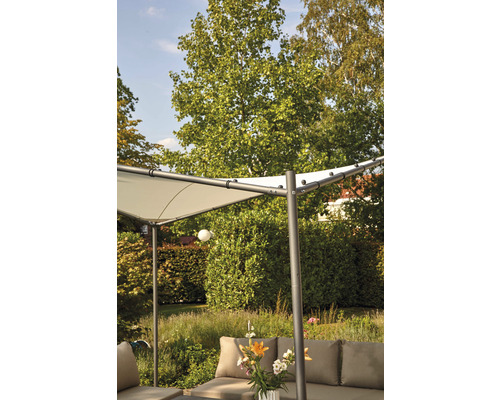 Scène de jardin avec pavillon, coin salon et arrangement floral